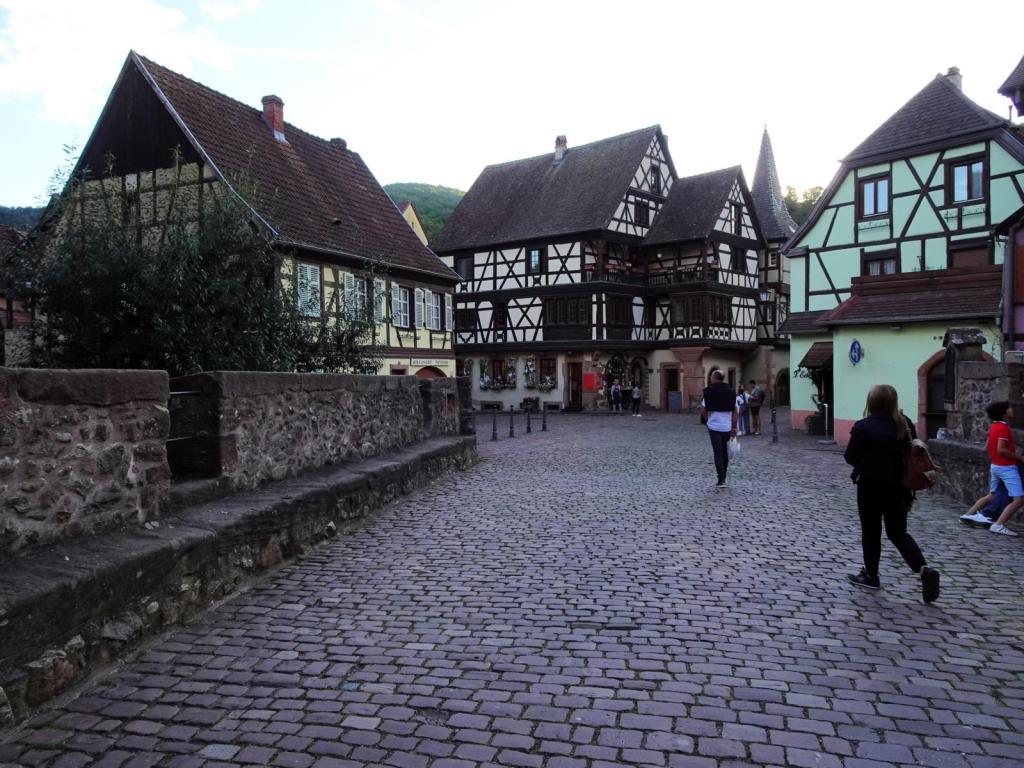 Kaysersberg: Blick über die befestigte Brücke zum Haus des Apollinar Offinger [Mitte] (2023)