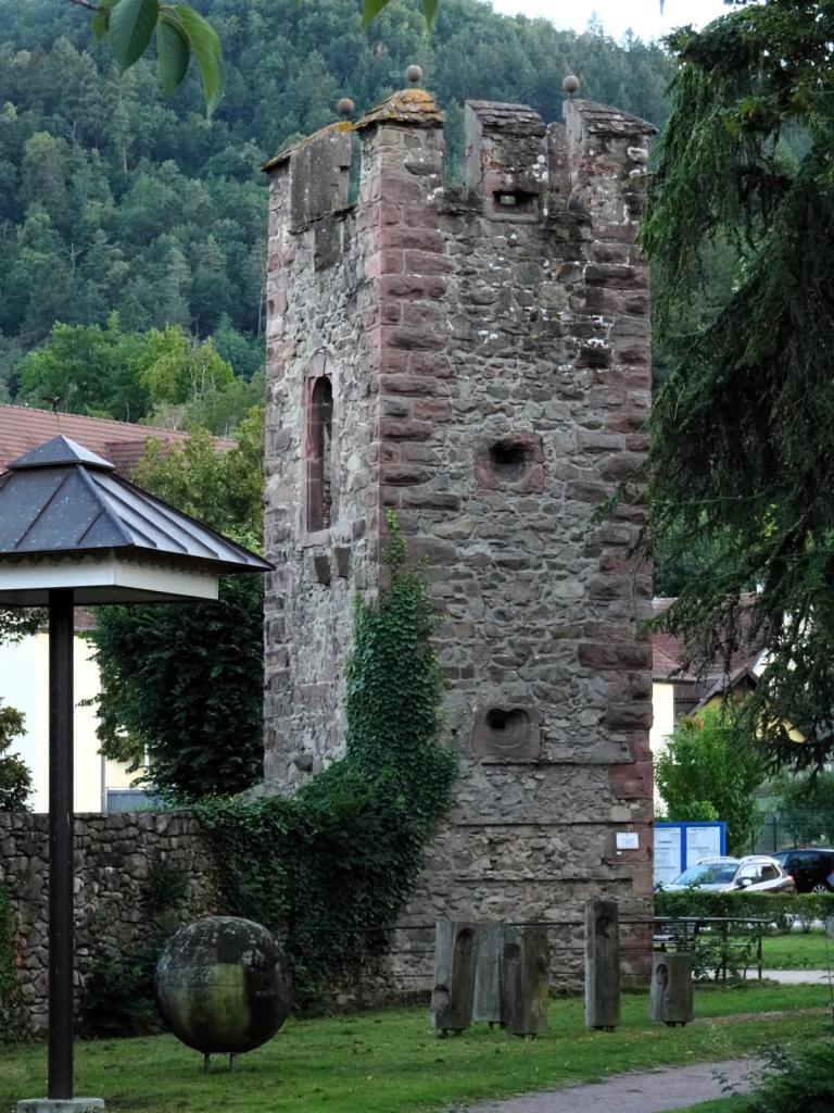 Kaysersberg: Stadtturm beim Schweitzer-Zentrum (2023)