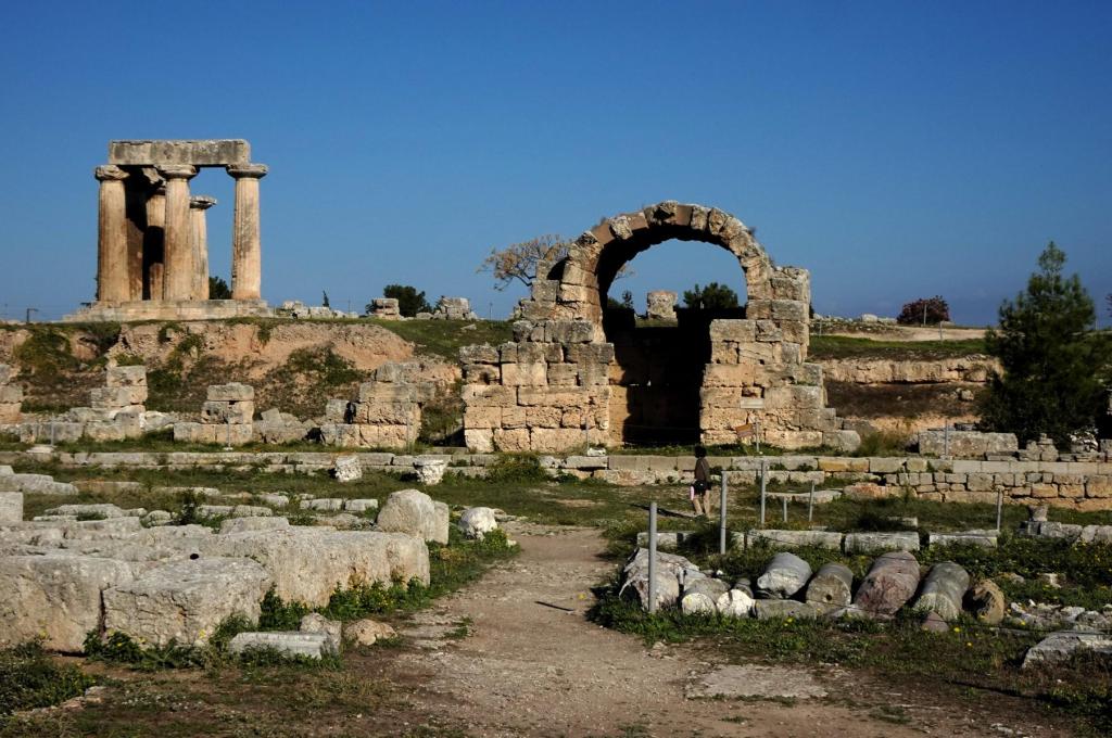 Korinth: Agora mit Nordweststoa, dahinter Apollontempel (2023)