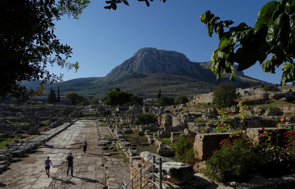 Korinth: Lechaion-Straße, hinten Akrokorinth (2023)