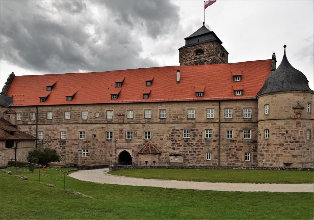 Kronach: Festung Rosenberg Fürstenbau, dahinter Bergfried, rechts Nordostturm (2023)