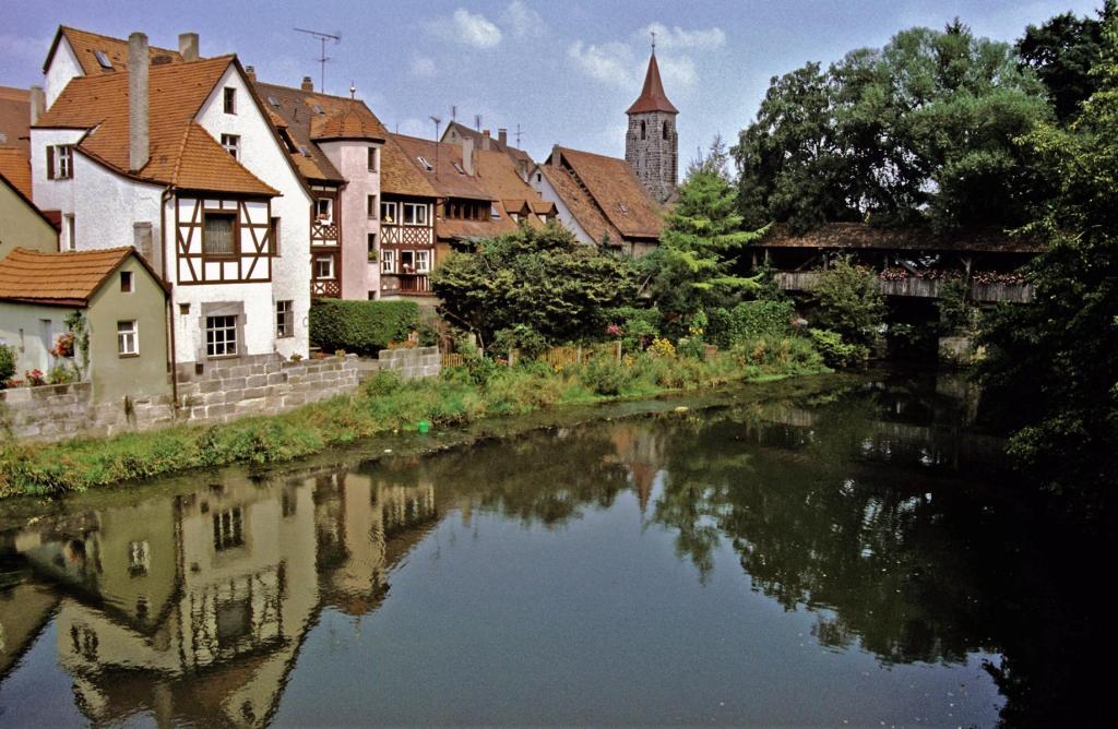 Lauf: Partie an der Pegnitz, rechts Steg zwischen Wenzelsschloss und Spital (1989)