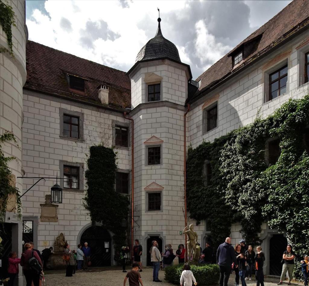 Mitwitz: Wasserschloss Innenhof (2023)