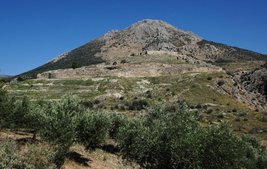 Mykene: Blick [vom Schatzhaus des Atreus] zur Akropolis (2023)