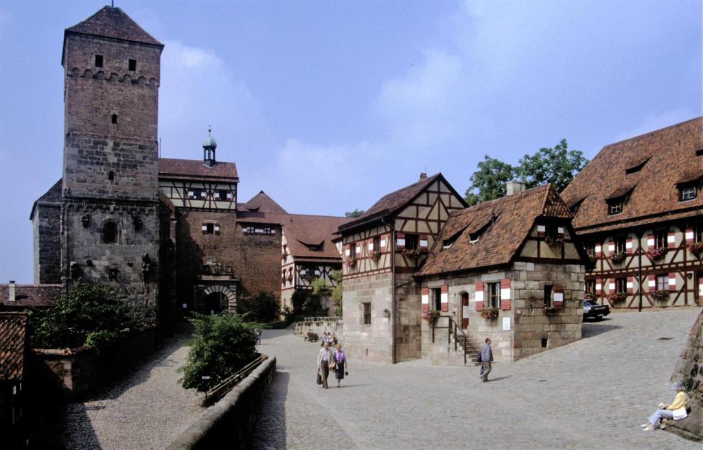 Nürnberg: Burg Vorhof mit Tiefem Brunnen (1990)