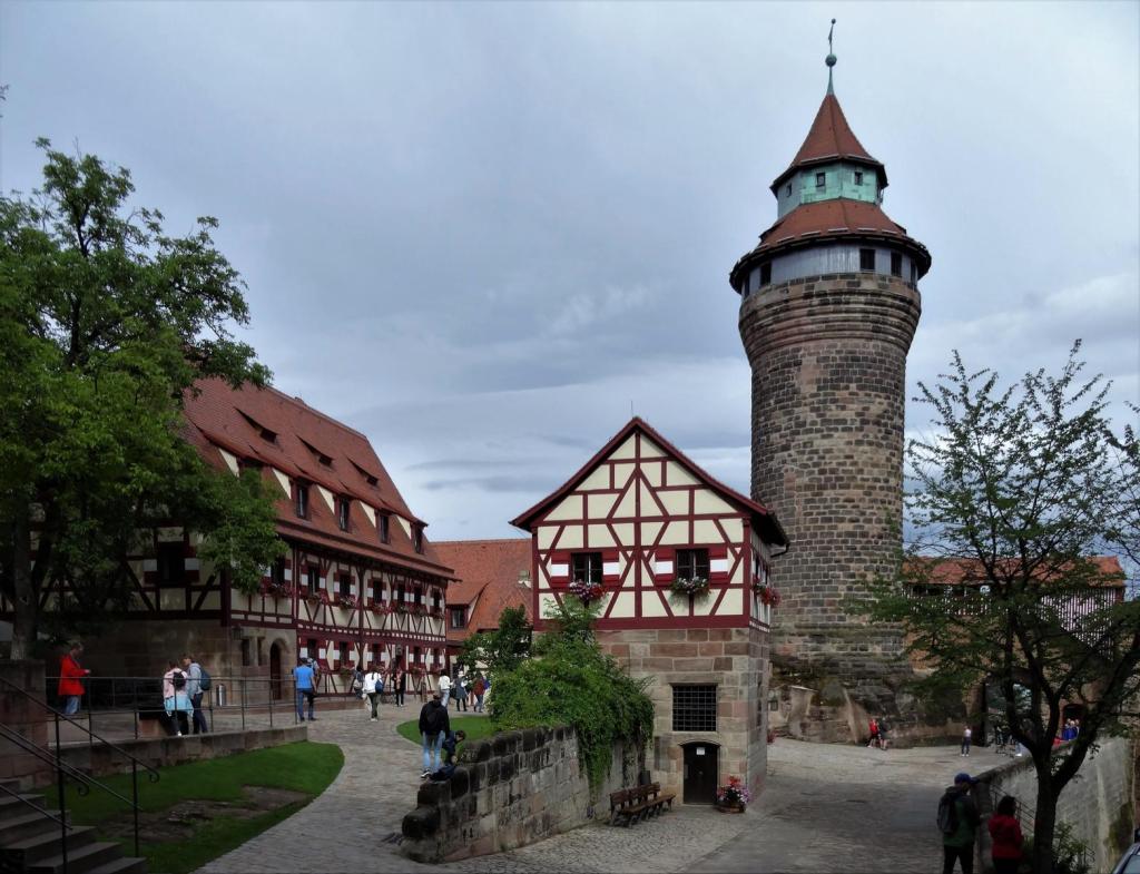 Nürnberg: Burg [Kaiserburg] Vorhof Sekretariat - Tiefer Brunnen - Sinwellturm (2022)