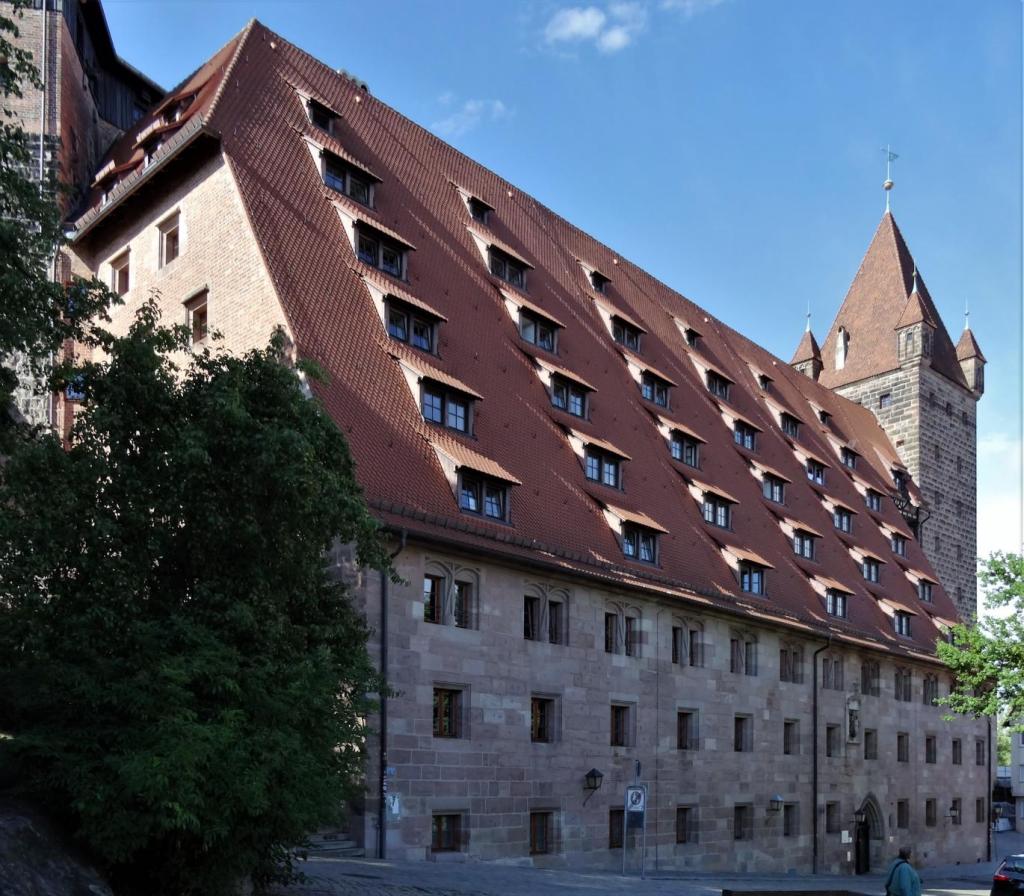 Nürnberg: Burg Kaiserstallung, hinten Turm Luginsland (2022)
