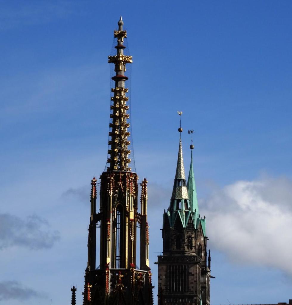 Nürnberg: Schöner Brunnen und Türme der Lorenzkirche (2022)