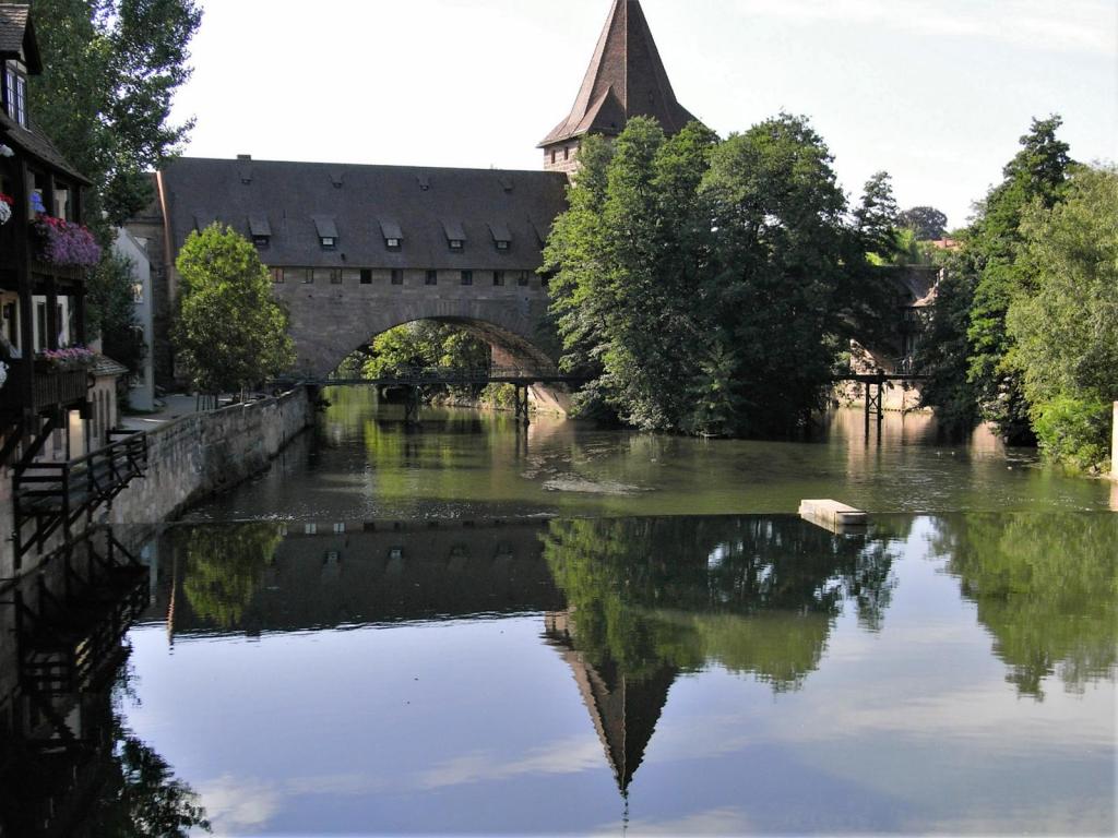 Nürnberg: Kettensteg mit Pegnitz [Blick von der Maxbrücke] (2007)