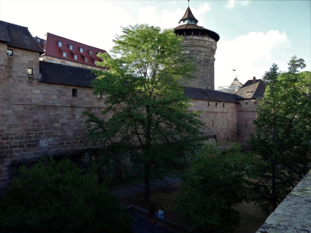 Nürnberg: Stadtmauer und Frauentorturm (2022)