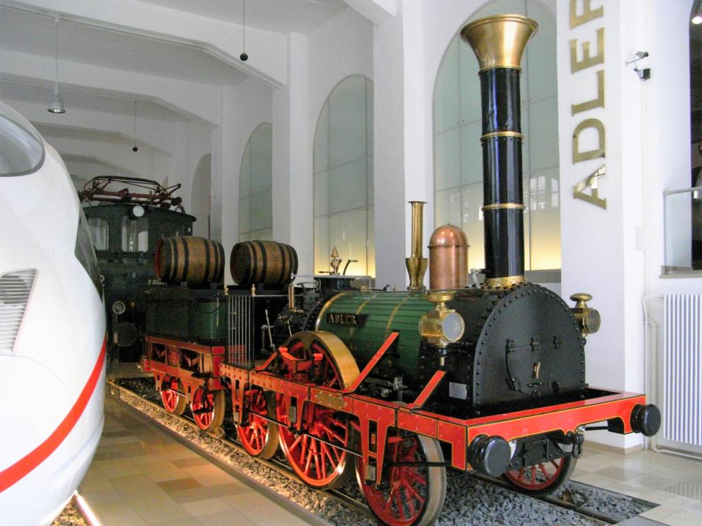 Nürnberg: Verkehrsmuseum - Nachbildung des "Adlers" = erste Lokomotive in Deutschland (2007)