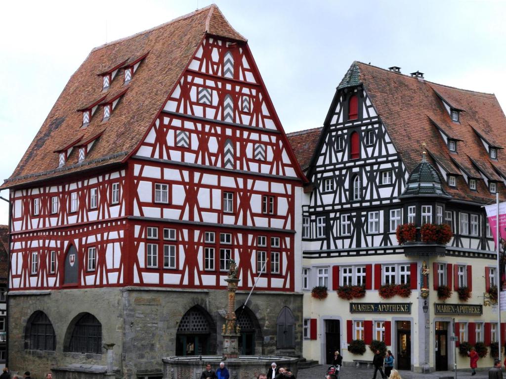 Rothenburg o. T.: Marktplatz, links Tanz- und Fleischhaus, rechts Jagstheimerhaus, davor Georgsbrunnen (2016)