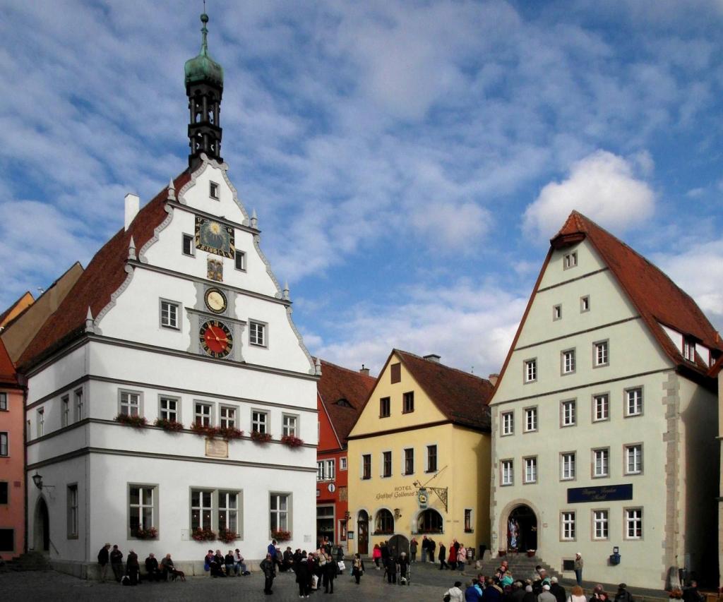 Rothenburg o. T.: Marktplatz, links Ratsherrentrinkstube (2016)