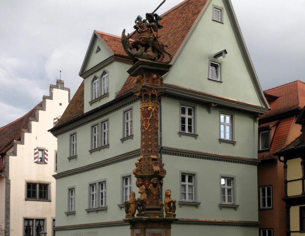 Rothenburg o.:T. . Marktplatz, Georgsbrunnen (2016)