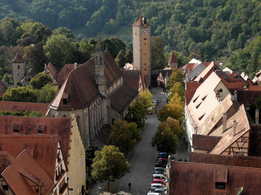 Rothenburg o. T.: Rathaus Blick vom Rathausturm nach Westen zum Burggarten (2016)