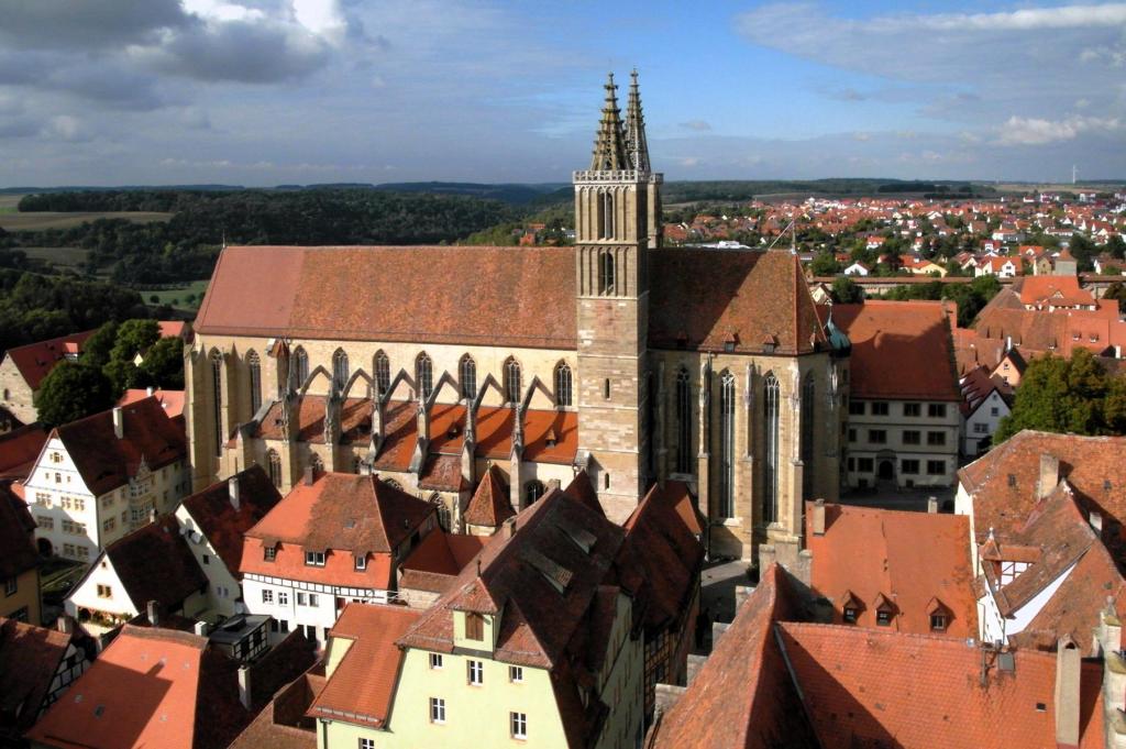 Rothenburg o. T. Blick vom Rathausturm nach Norden zur Jakobskirche (2016)