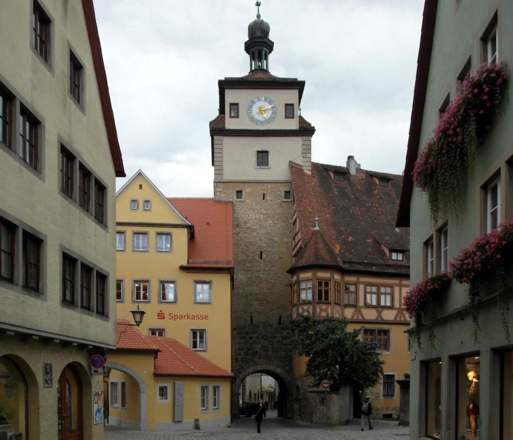 Rothenburg o. T.: Weißer Turm und Erker des Judentanzhauses (2016)