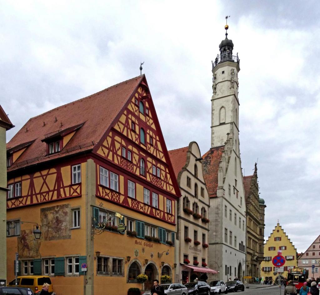 Rothenburg o. T.: Herrngasse mit Blick zu Rathaus und Markt (2016)