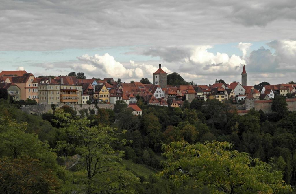 Rothenburg o. T.: Blick vom Burggarten auf den Südteil der Stadt, Mitte Siebersturm (2016)