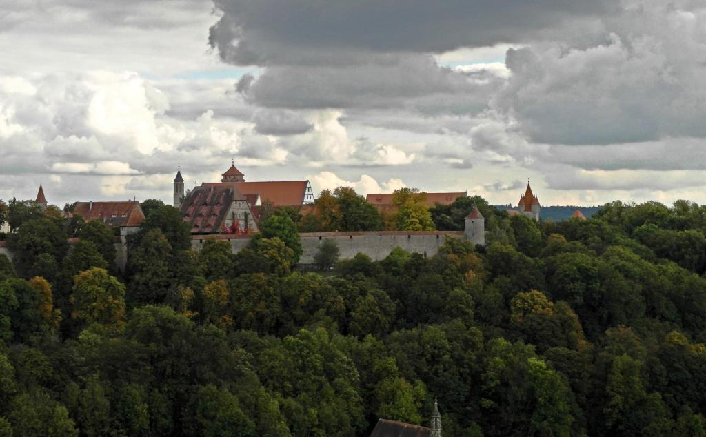 Rothenburg o. T.: Blick vom Burggarten auf den Südteil der Stadt mit Spital und Zehntscheuer (2016)