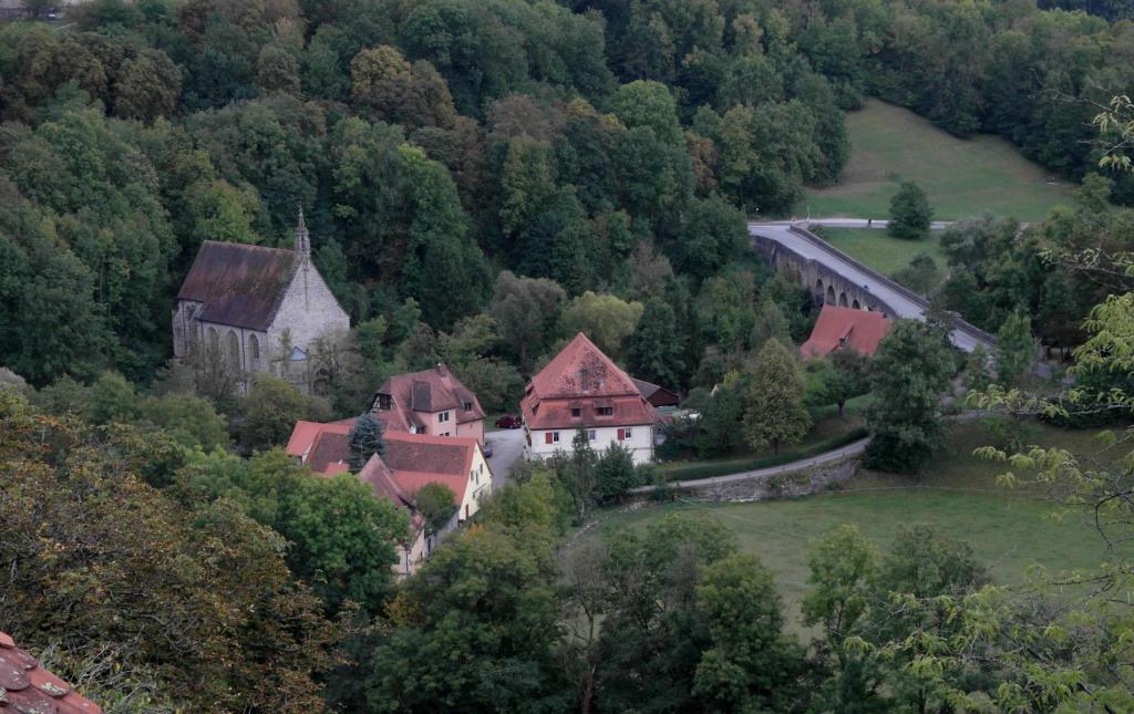 Rothenburg o. T.: Blick vom Burggarten auf Doppelbrücke und Kobolzeller Kirchlein (2016)