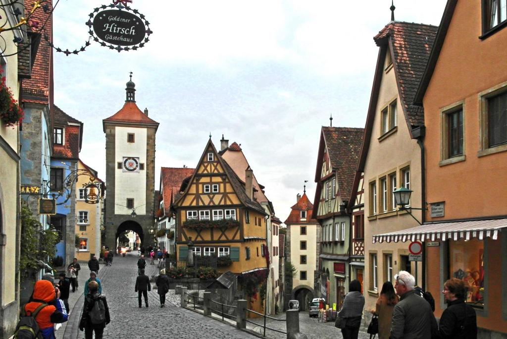 Rothenburg o. T.: Plönlein, links Siebersturm, rechts Kobolzeller Tor (2016)