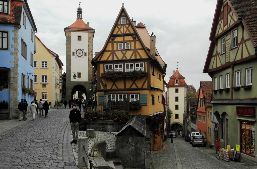 Rothenburg o. T.: Plönlein, links Siebersturm, rechts Kobolzeller Tor (2016)
