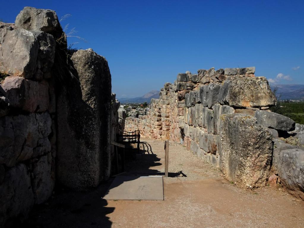 Tiryns: Burg Tor zur Oberburg, dahinter Zwinger (2023)
