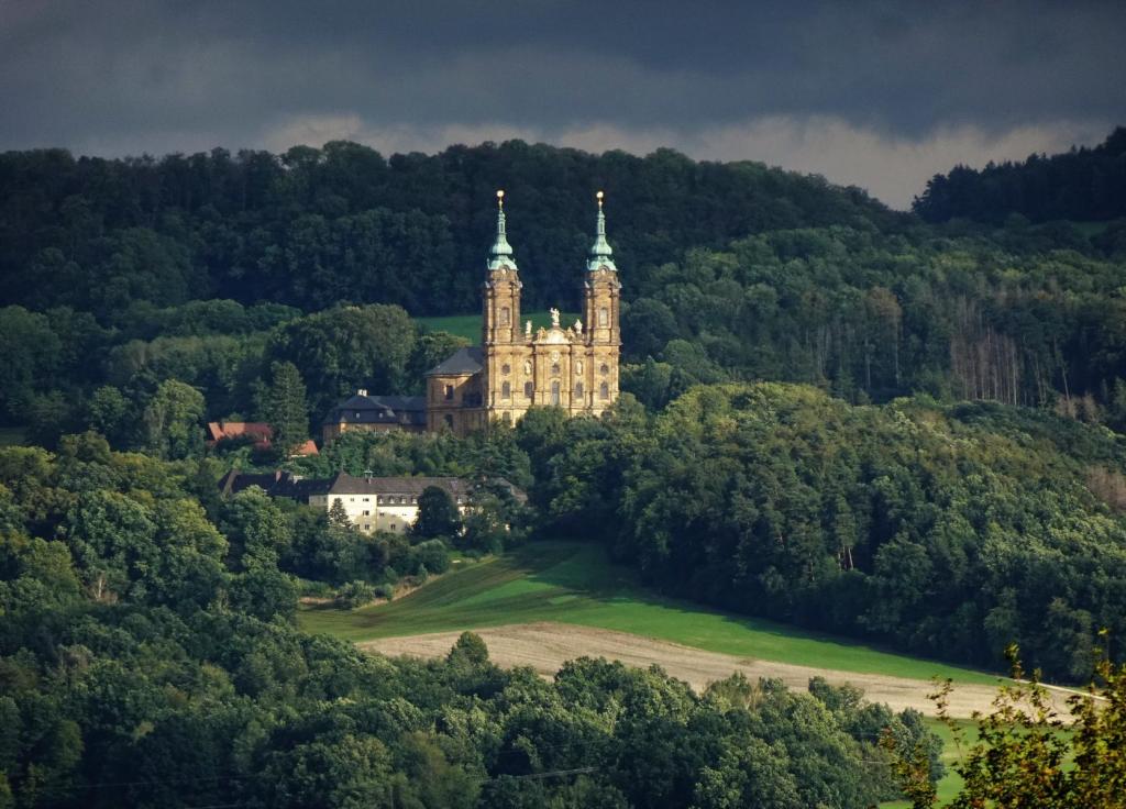 Vierzehnheiligen: Blick zur Wallfahrtskirche (2023)