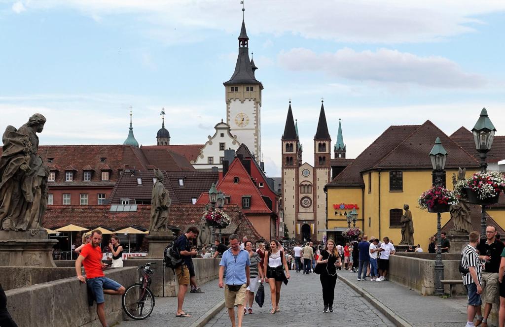 Würzburg: Blick von der Alten Mainbrücke zum Grafeneckart und zum Dom (2022)
