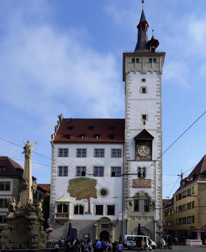 Würzburg: Grafeneckart [Teil des Rathauses] und Vierröhrenbrunnen (2022)