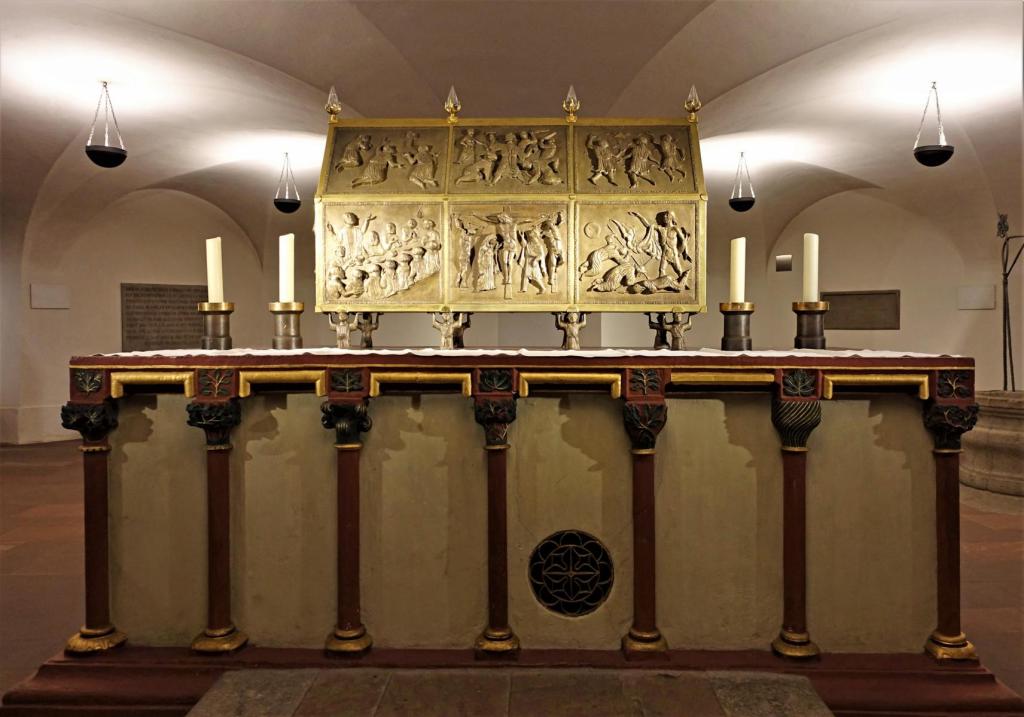 Würzburg: Neumünster Krypta Kiliansschrein [1987] auf einem Kastenaltar [um 1250] (2022)