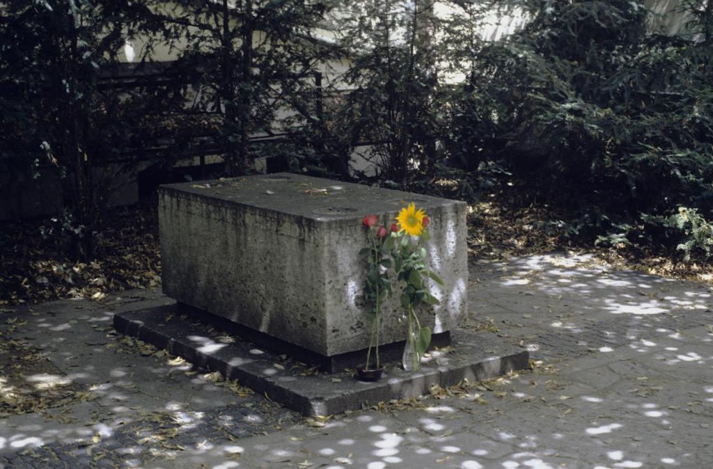 Würzburg: Lusamgärtlein Gedenkstein für das Grab Walthers von der Vogelweide (1992)