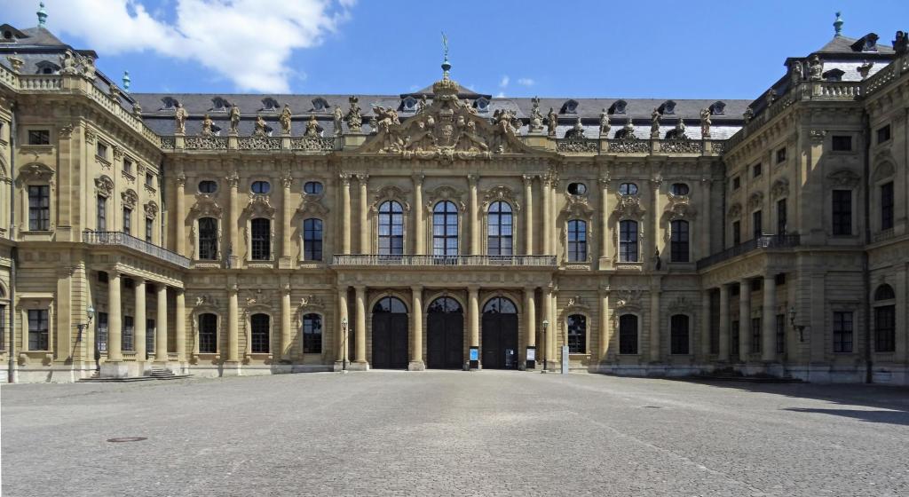 Würzburg: Residenz Ehrenhofseite (2022)