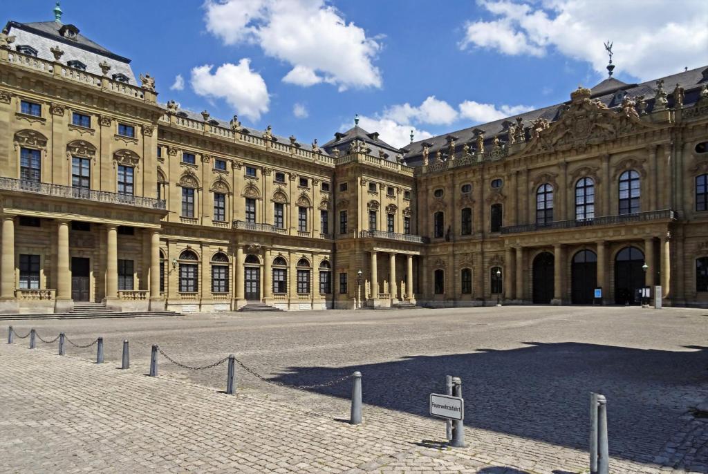 Würzburg: Residenz Ehrenhofseite (2022)