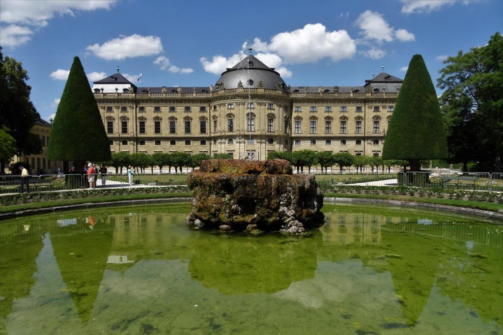 Würzburg: Residenz Südfassade und Südgarten (2022)