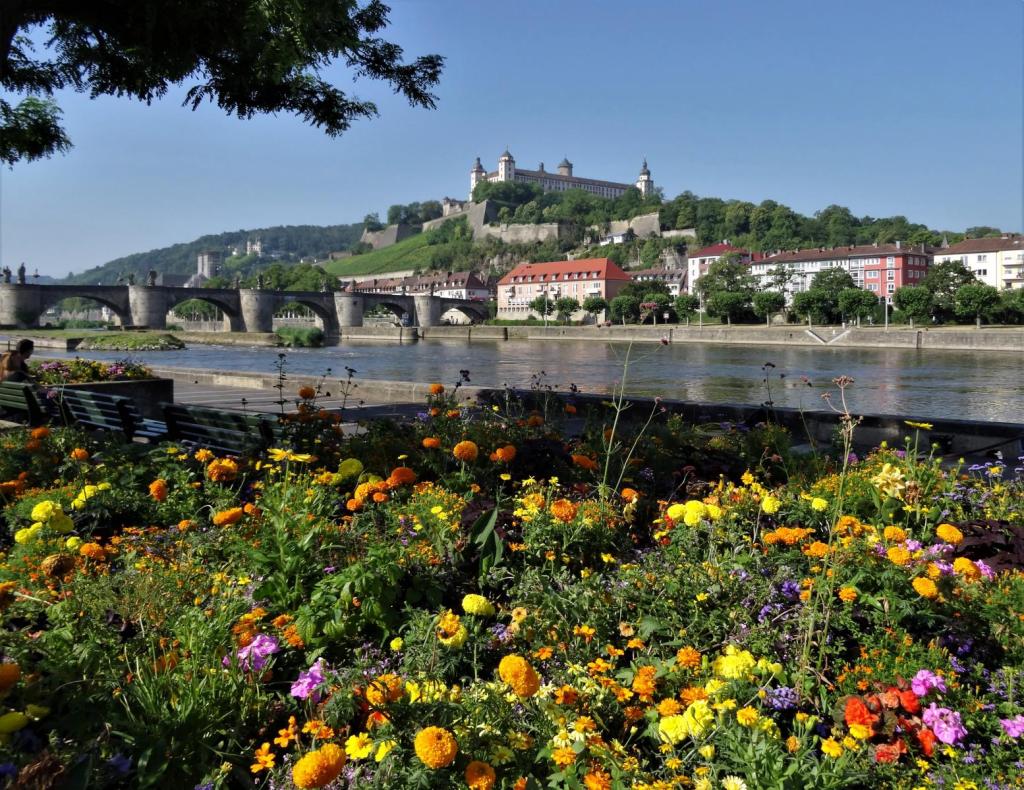 Würzburg: Blick auf die Alte Mainbrücke und die Festung Marienberg (2022)