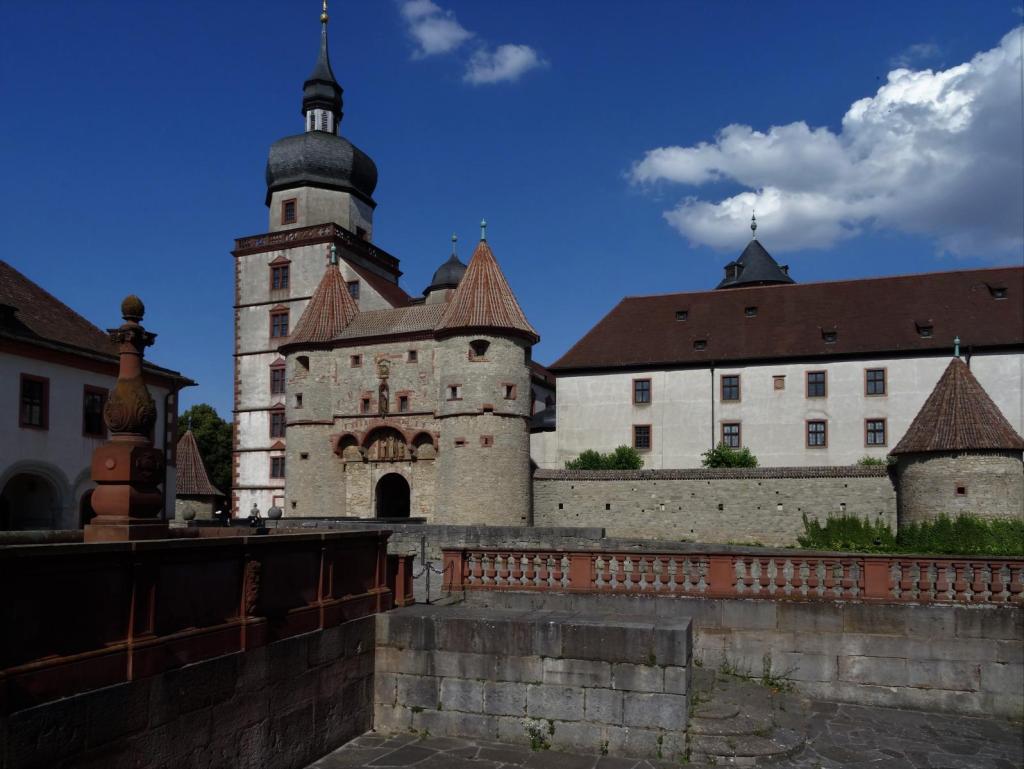 Würzburg: Festung Marienberg Vorburg - Pferdeschwemme und Scherenbergtor [= Zugang zur Hauptburg], dahinter Kiliansturm (2022)