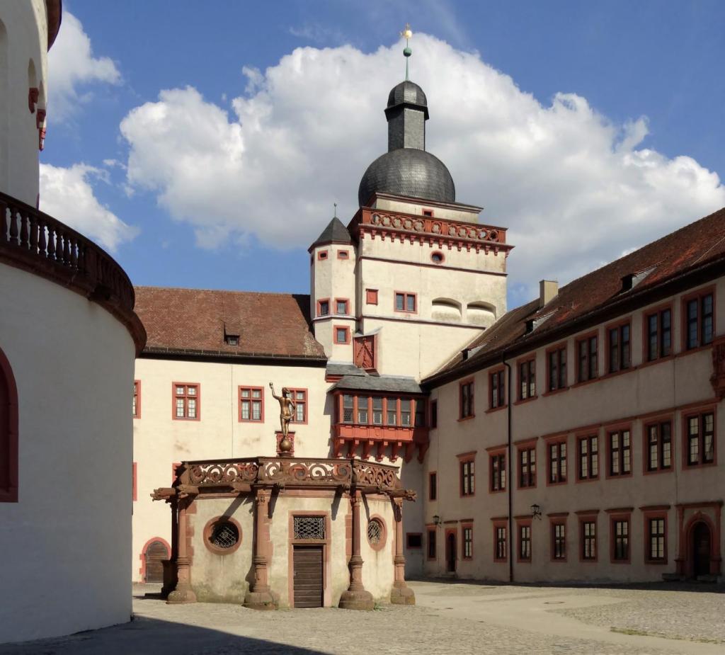 Würzburg: Festung Marienberg Hauptburg - Sonnenturm und Brunnenhaus (2022)
