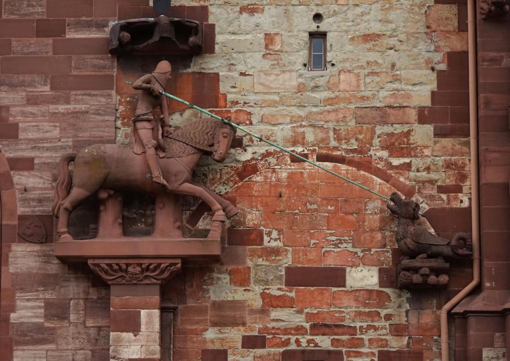 Basel: Münster Westseite - Figur des Hl. Georg (2023)