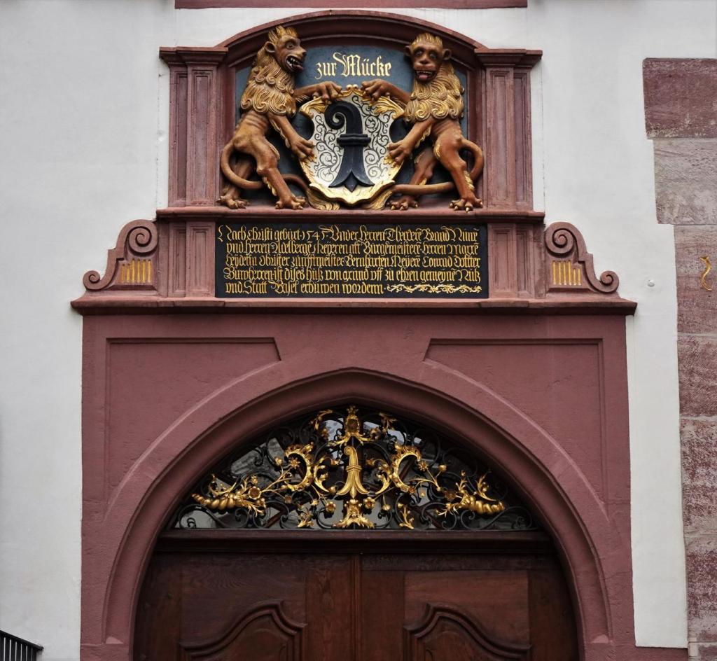 Basel: Haus Zur Mücke - Portal (2023)