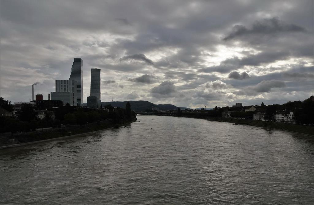 Basel: Blick von der Wettsteinbrücke rheinaufwärts (2023)