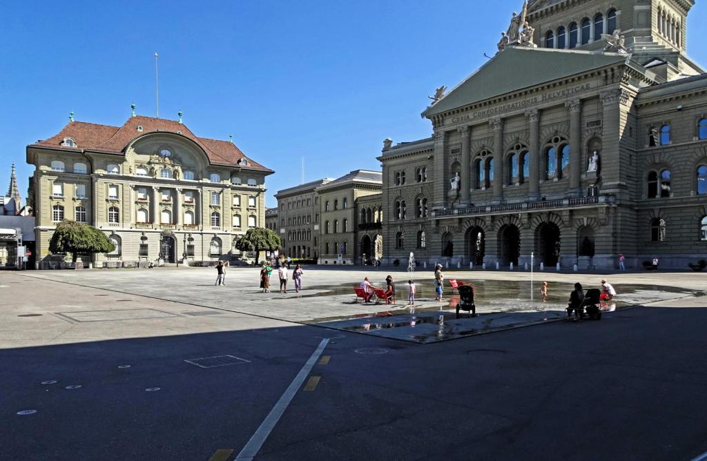 Bern: Bundesplatz - Nationalbank und Bundeshaus (2023)