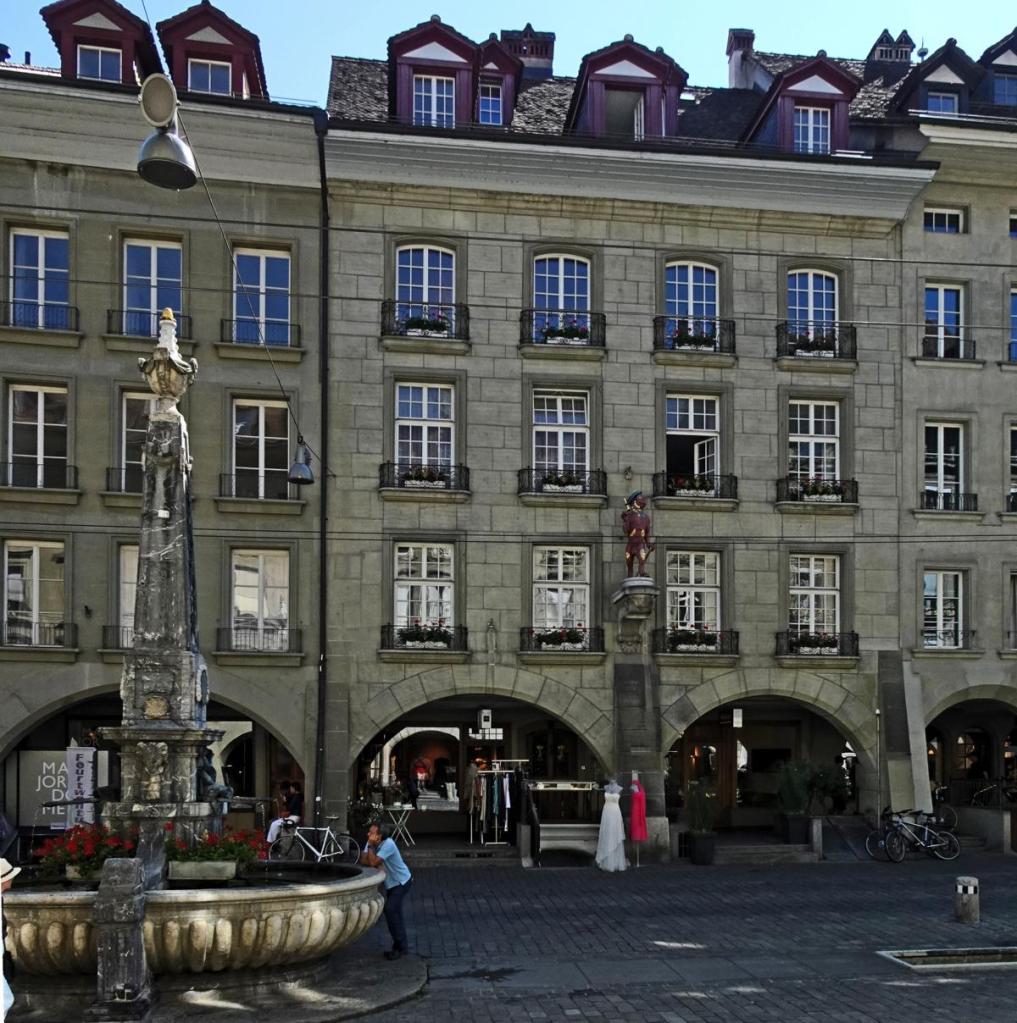 Bern: Kramgasse mit Kreuzgassbrunnen und Zunfthaus zum Affen (2023)
