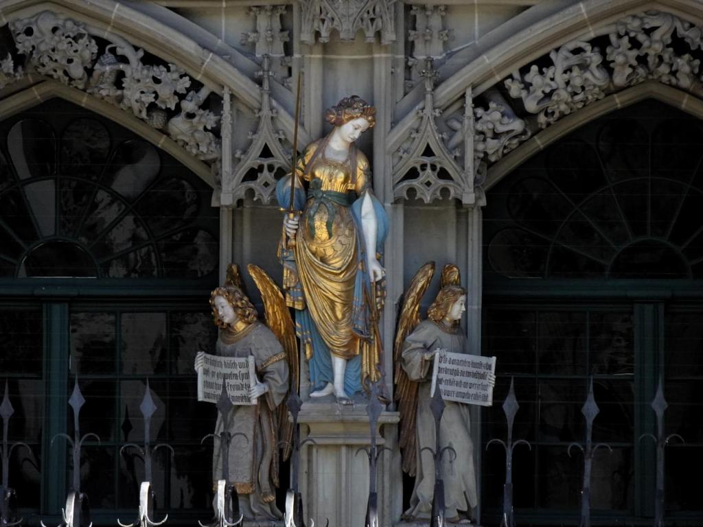 Bern: Münster Hauptportal - Mittelpfeiler [Justitia und Engel] (2023)
