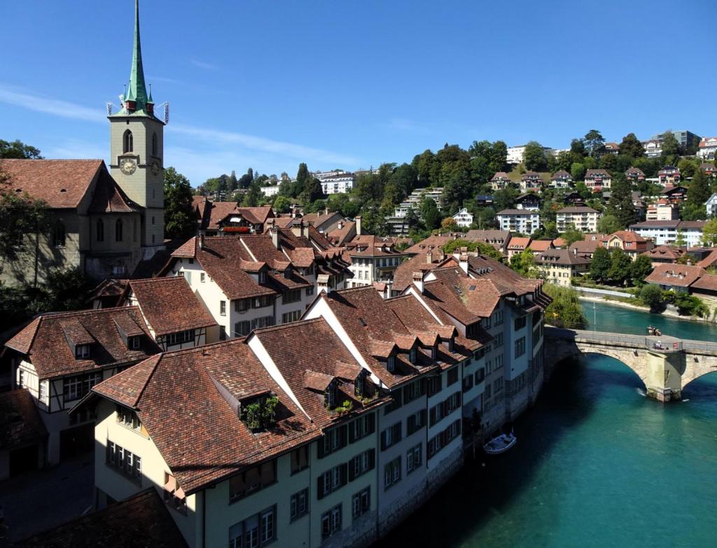 Bern: Blick von der Nideggbrücke, links Nideggkirche, rechts Untertorbrücke (2023)