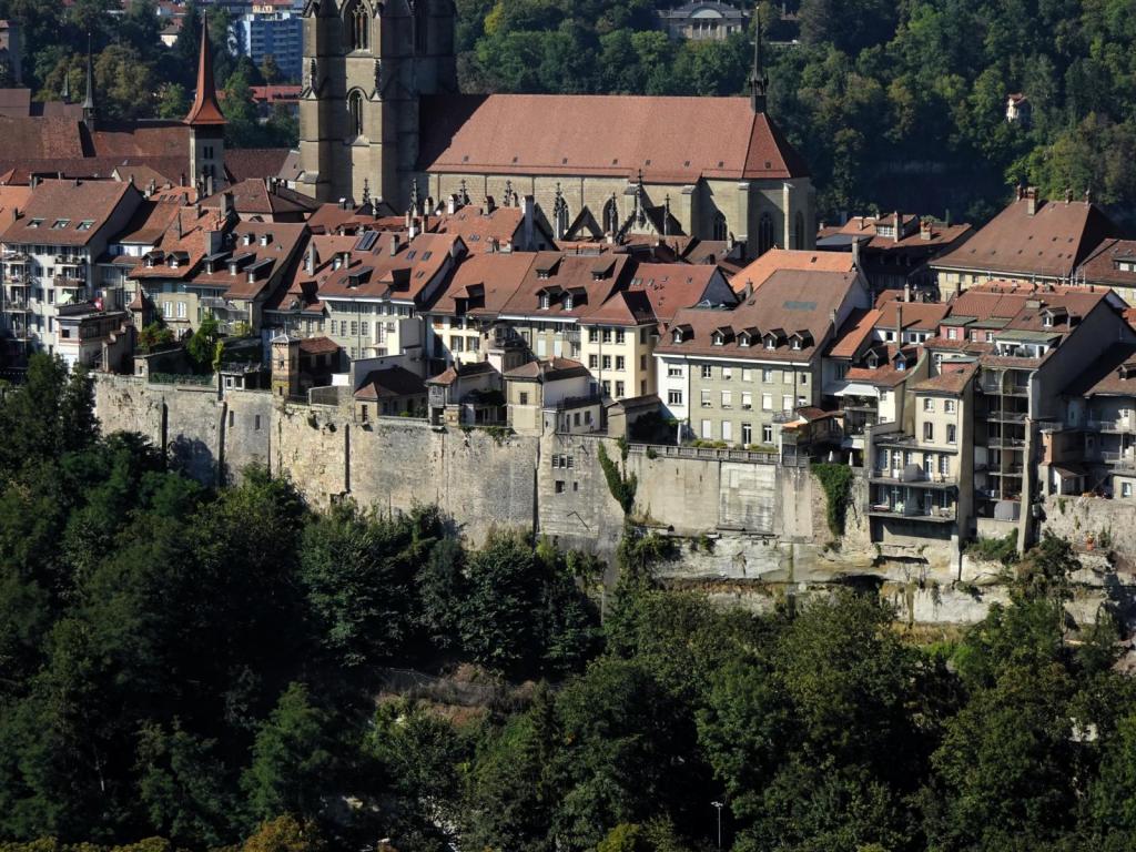 Freiburg [Fribourg]: Blick von der Loretokapelle zur Oberstadt (2023)
