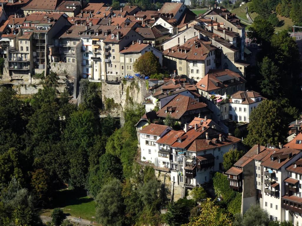 Freiburg [Fribourg]: Blick von der Loretokapelle - Oberstadt und Unterstadt (2023)