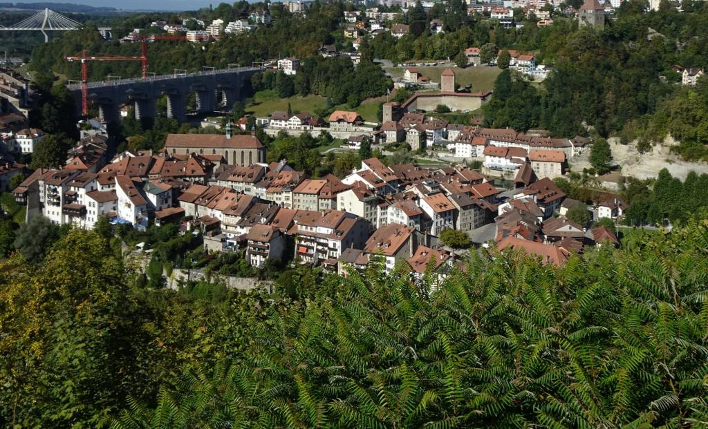 Freiburg [Fribourg]: Blick von der Loretokapelle zur Unterstadt (2023)