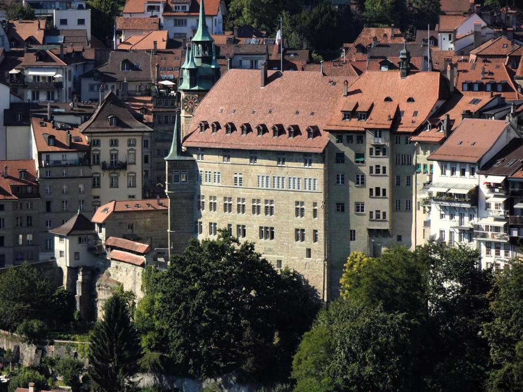 Freiburg [Fribourg]: Rathaus [Blick von der Loretokapelle] (2023)